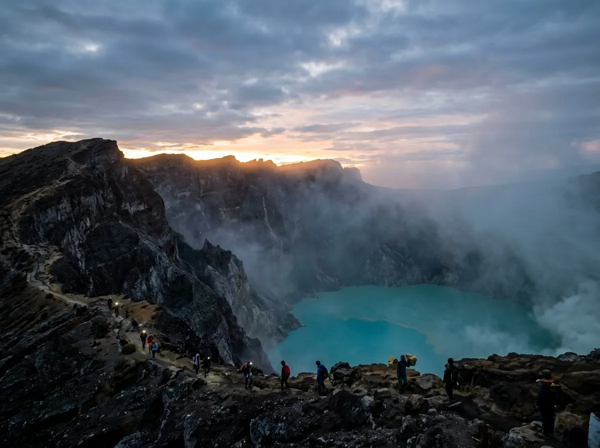 Pemandangan indah Kawah Ijen, Jawa Timur — Tur Privat Yajri Tour